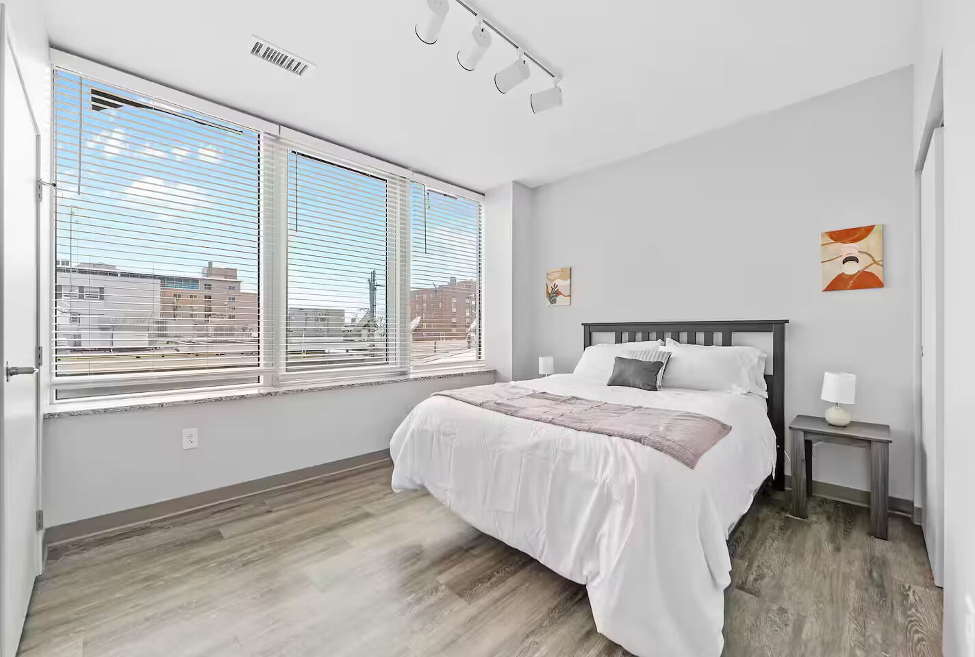 Een strijkplank/strijkijzer, wifi, beddengoed