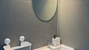 Douche, bidet, serviettes fournies, savon