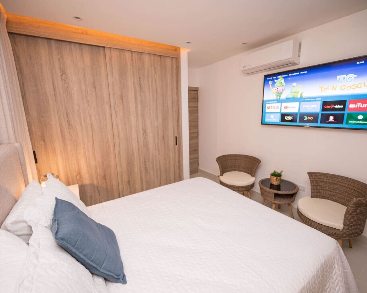 4 bedrooms, in-room safe, desk, iron/ironing board