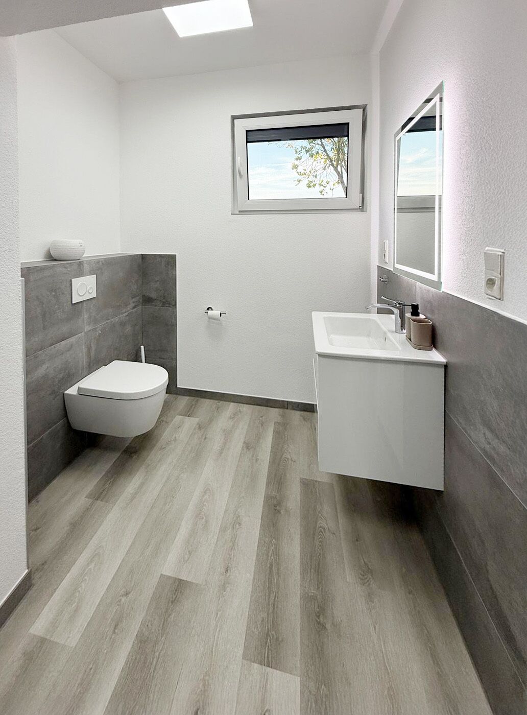 Een douche, een haardroger, handdoeken, zeep