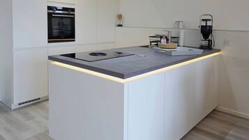 Een koelkast, een magnetron, een oven, een kookplaat