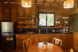 Een koelkast, een microgolfoven, een oven, een kookplaat