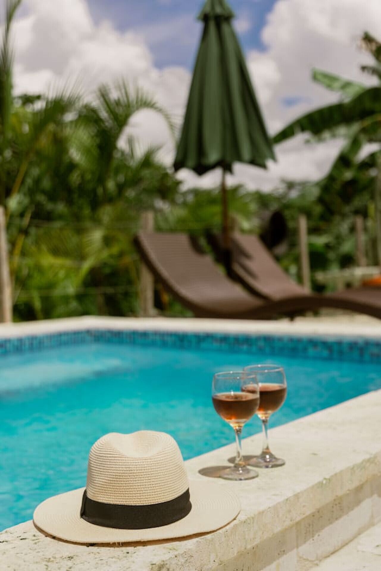 Una piscina al aire libre, una piscina climatizada