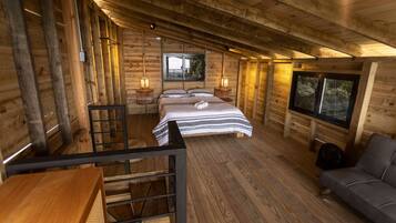 Desk, iron/ironing board, WiFi, bed sheets