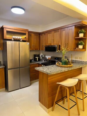 ثلاجة، ميكروويف، فرن، موقد طهي مسطح