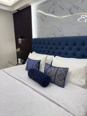 مكتب ومكواة/لوح كي وواي فاي وملاءات أسرّة