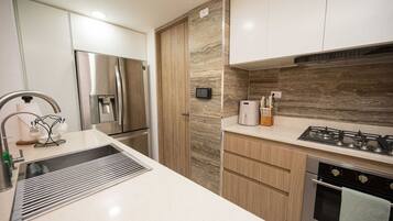 Kühlschrank, Mikrowelle, Ofen, Herdplatte