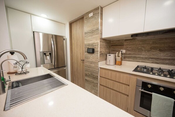 Kühlschrank, Mikrowelle, Ofen, Herdplatte