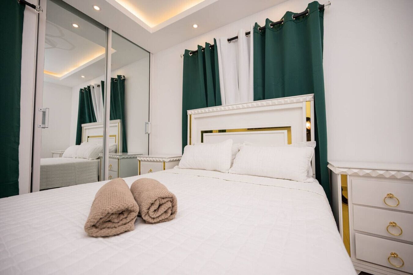 3 chambres, coffres-forts dans les chambres, bureau