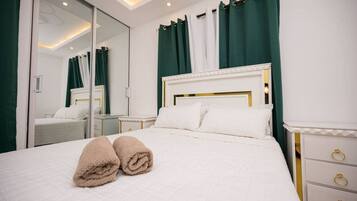 3 habitaciones, caja de seguridad en la habitación y escritorio