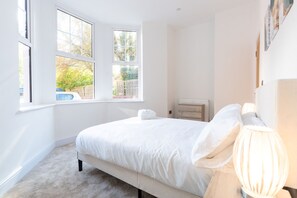 WiFi, bed sheets - Flat 5- 2 BR, 2 Bath (Newport)