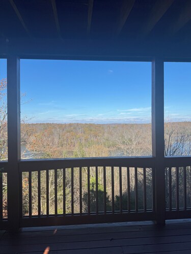 DERBY SPECIAL  includes parking spot 50 ft from the track . 6-bedroom lodge