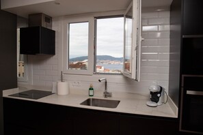 Een koelkast, een magnetron, een oven, een kookplaat