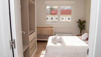 3 quartos, ferros/tábuas de passar roupa, Wi-Fi, roupa de cama