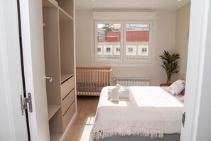 3 slaapkamers, een strijkplank/strijkijzer, wifi, beddengoed