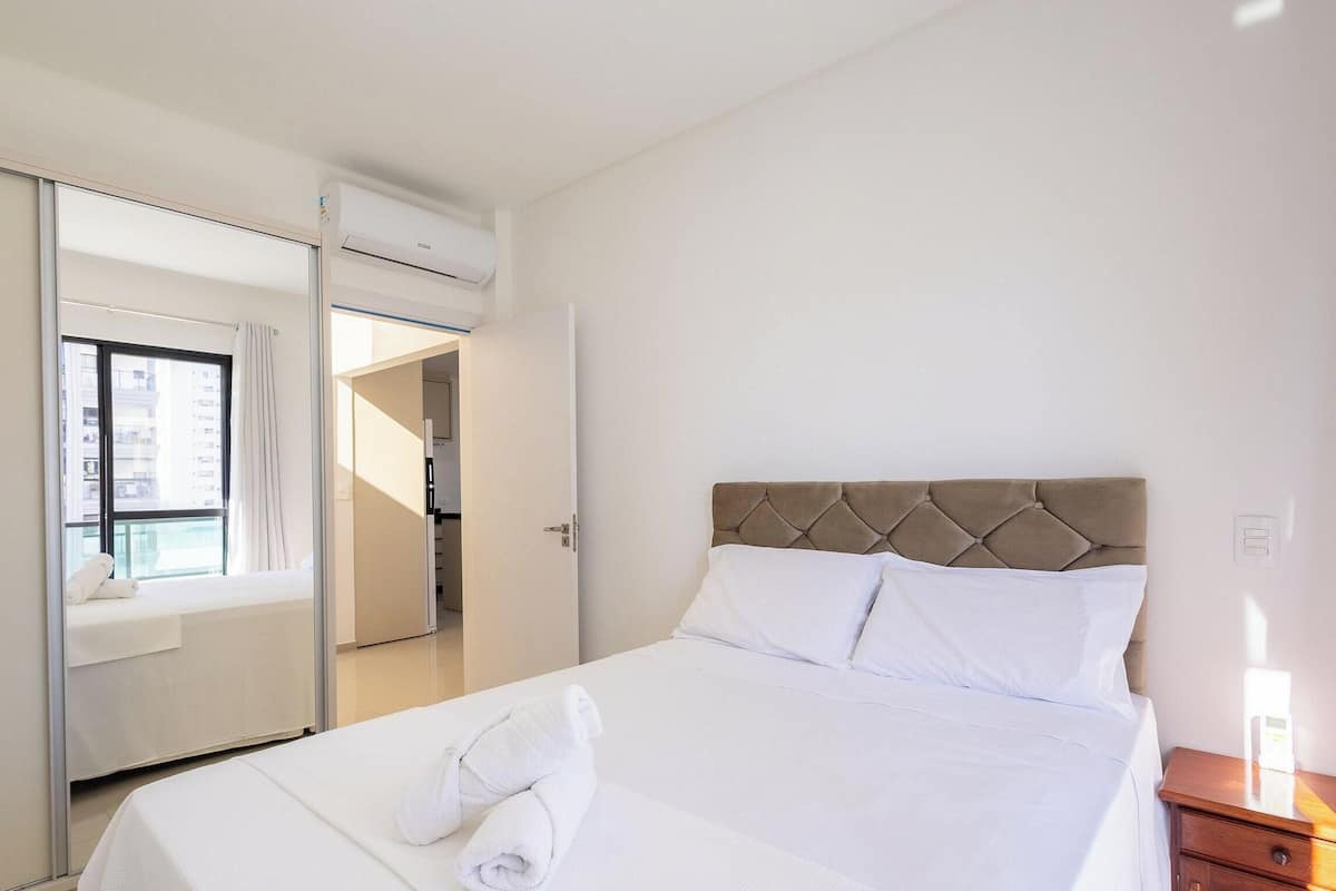 Ein Hotelzimmer mit Bett, Schrank und Klimaanlage.