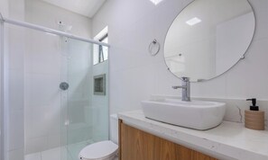 Basic Apartment | Bathroom - Apartments in a Building 650 Meters From Meia Praia Beach - Rgos (Itapema)