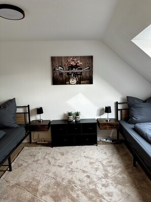 3 室のベッドルーム、WiFi (無料)、ベッドシーツ