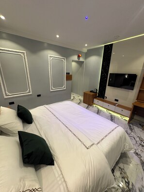 Apartment, City View | Desk, laptop workspace, free WiFi