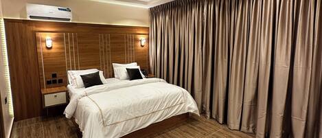 Bureau, espace de travail pour ordinateur portable, Wi-Fi gratuit