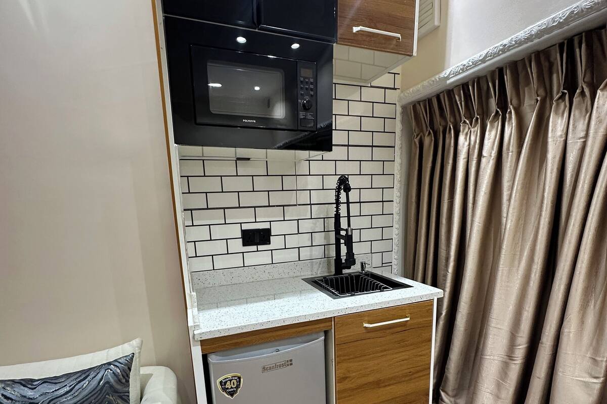 Single Room | Private kitchen | Mini-fridge, microwave, oven, stovetop