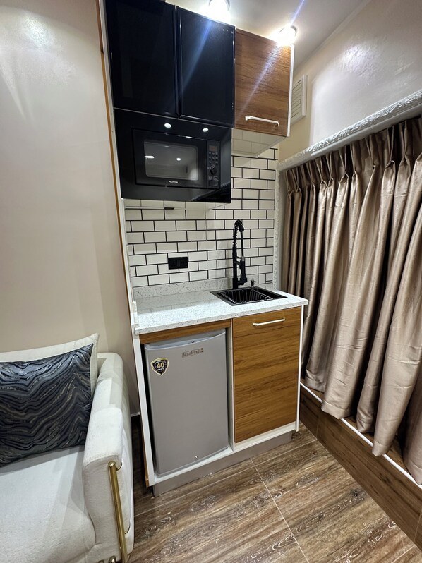 Single Room | Private kitchen | Mini-fridge, microwave, oven, stovetop