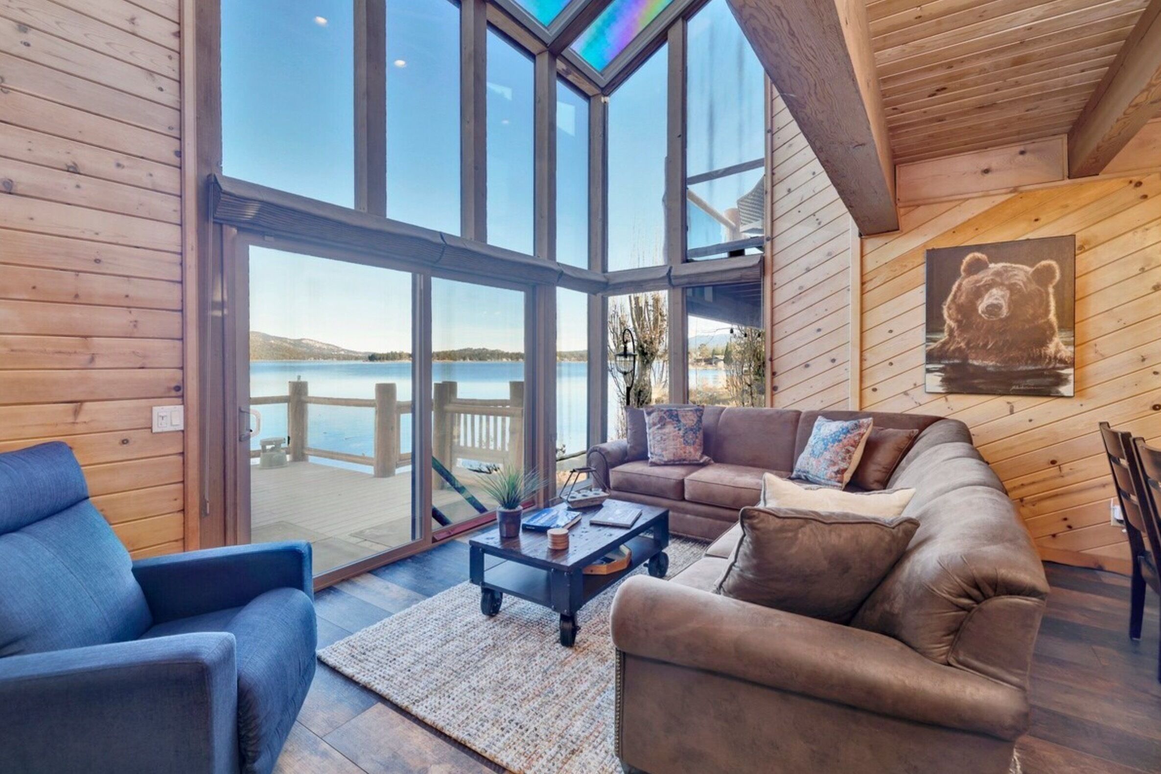 Smart-TV, peis, bordtennis og bøker