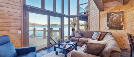 Smart-TV, peis, bordtennis og bøker