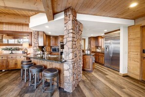 Fridge, microwave, oven, stovetop - New on Market.  Escape to Waters Edge: Your Dream Lakefront Getaway! (Big Bear Lake)