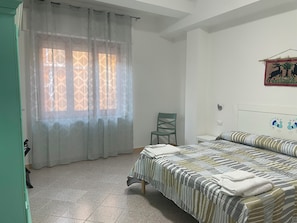 3 habitaciones, escritorio, tabla de planchar con plancha y wifi gratis 