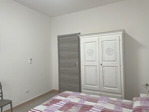 3 habitaciones, escritorio, tabla de planchar con plancha y wifi gratis 