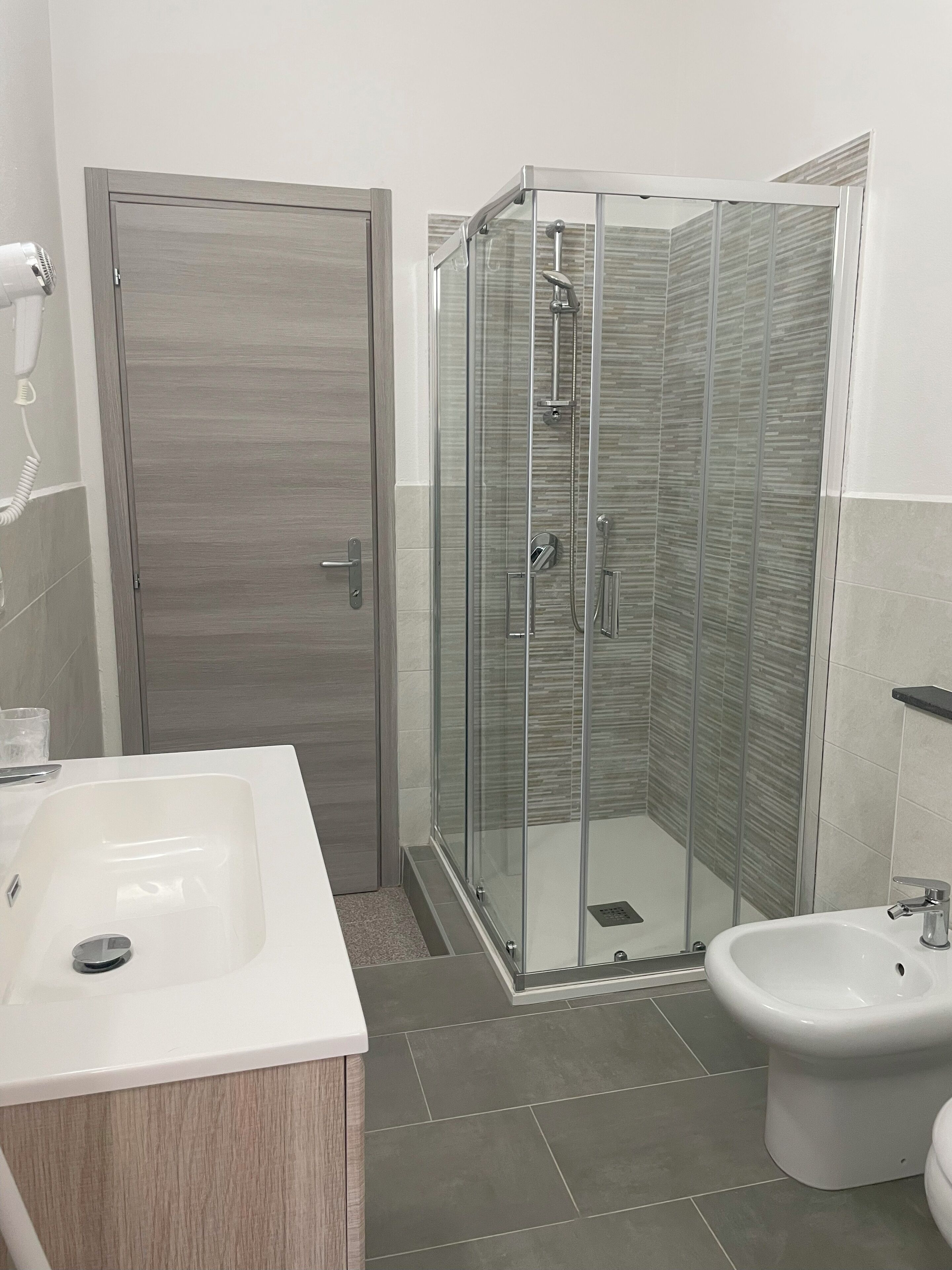 Doccia, asciugacapelli, bidet, asciugamani