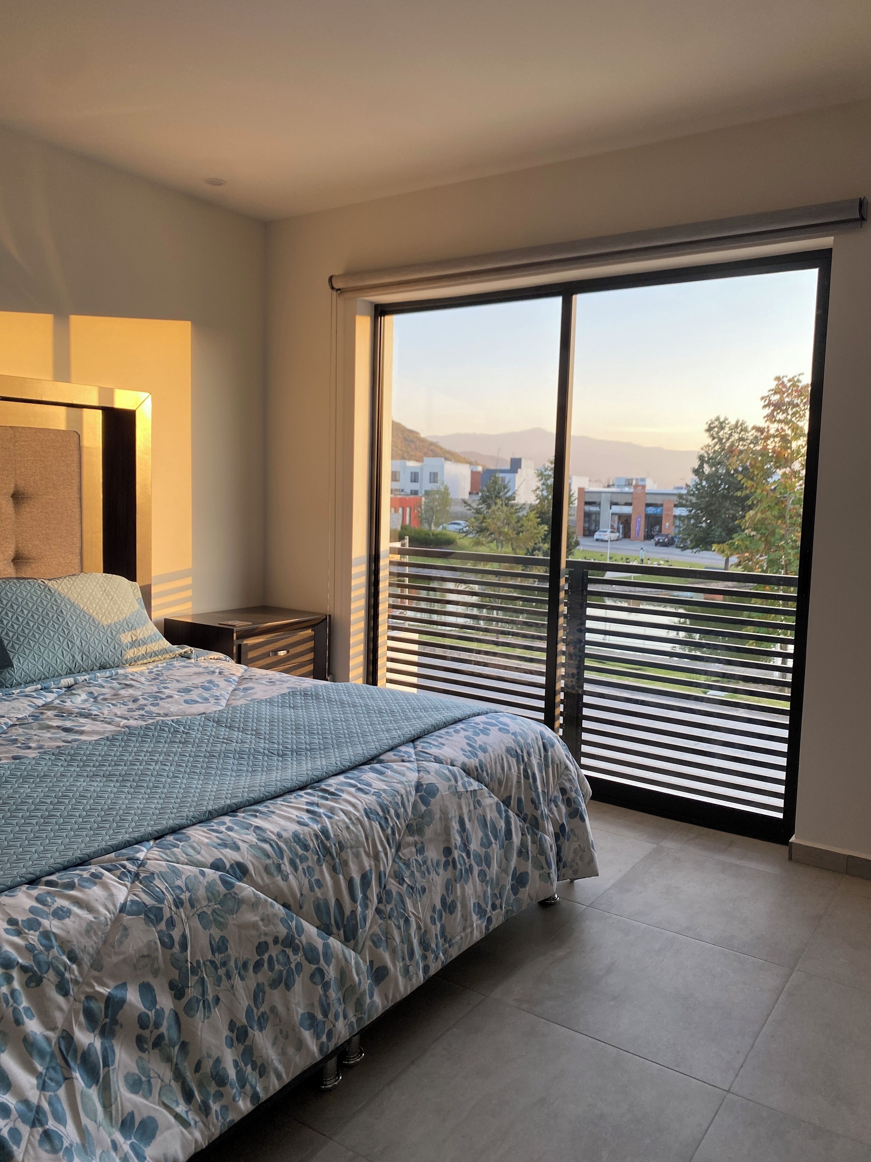 3 slaapkamers, een strijkplank/strijkijzer, gratis wifi, beddengoed