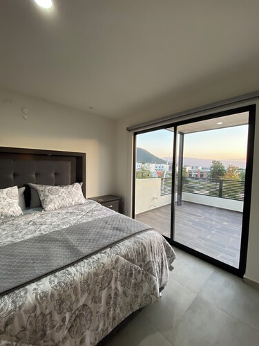 Lakefront house in Adamar, south of the city. Ideal for families