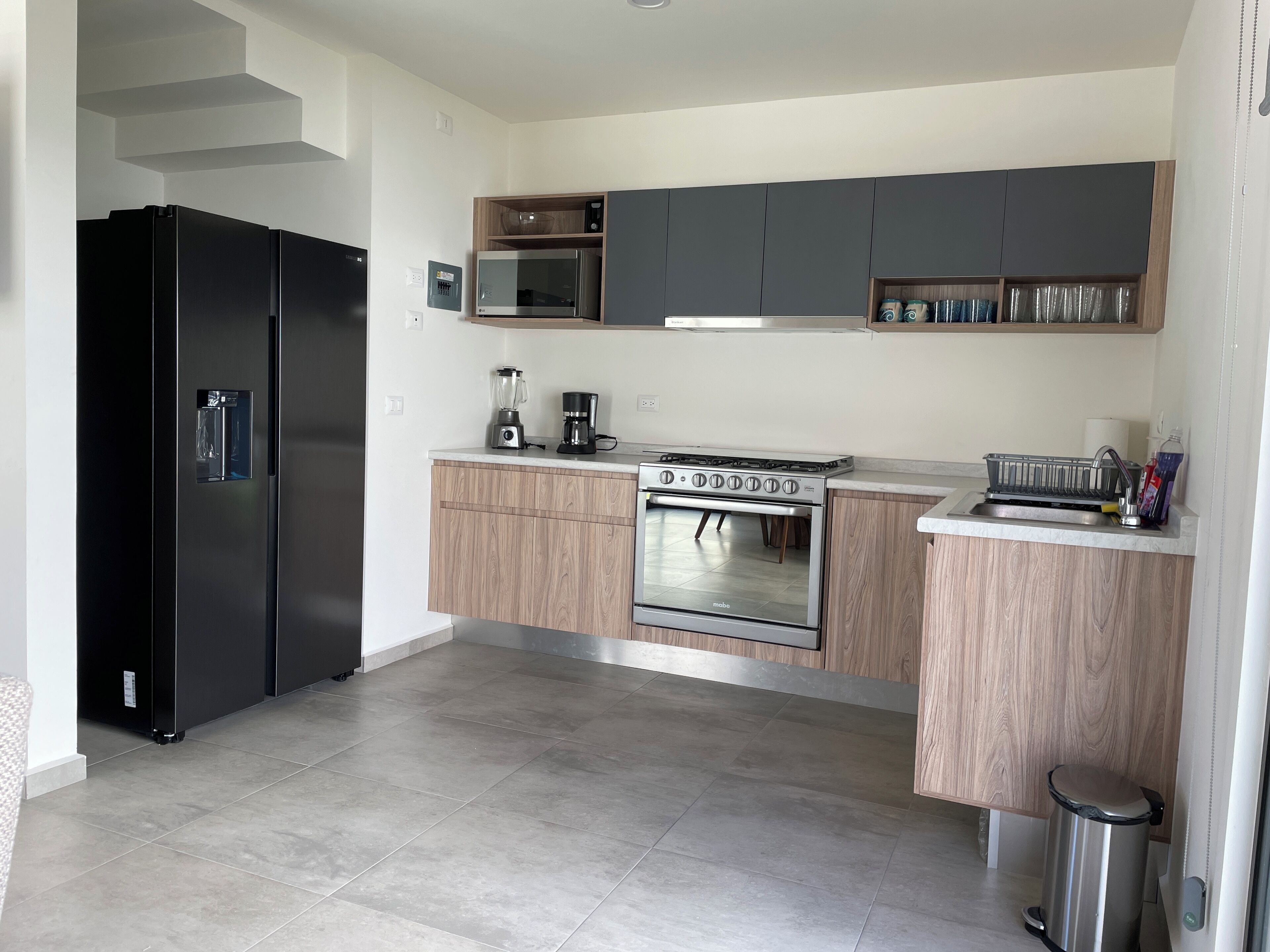 Een koelkast, een microgolfoven, een oven