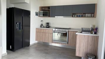 Jääkaappi, mikroaaltouuni, uuni, kahvin-/teenkeitin