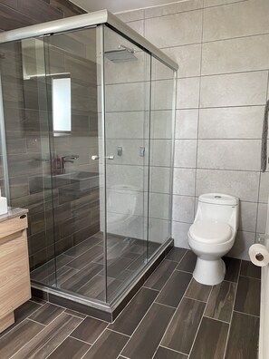 Douche, serviettes fournies, savon, shampoing