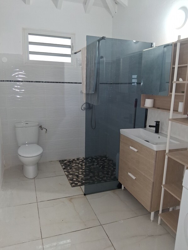 Toallas, jabón y papel higiénico