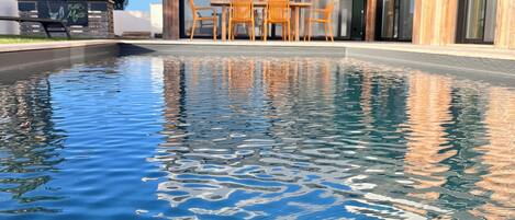 Alberca al aire libre y alberca climatizada