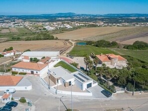 A residential area with houses, a parking lot, and a road. - "Casa Branca" Villa for 6 people, heated pool, wheelchair-accessible in Lourinhã (Lourinhã)