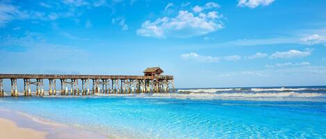 Plage à proximité, chaises longues, serviettes de plage
