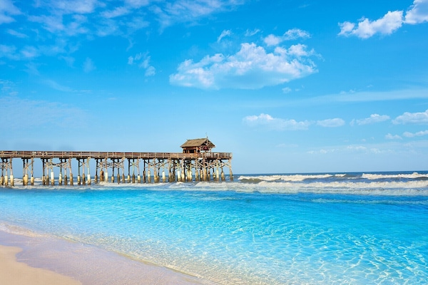 Plage à proximité, chaises longues, serviettes de plage