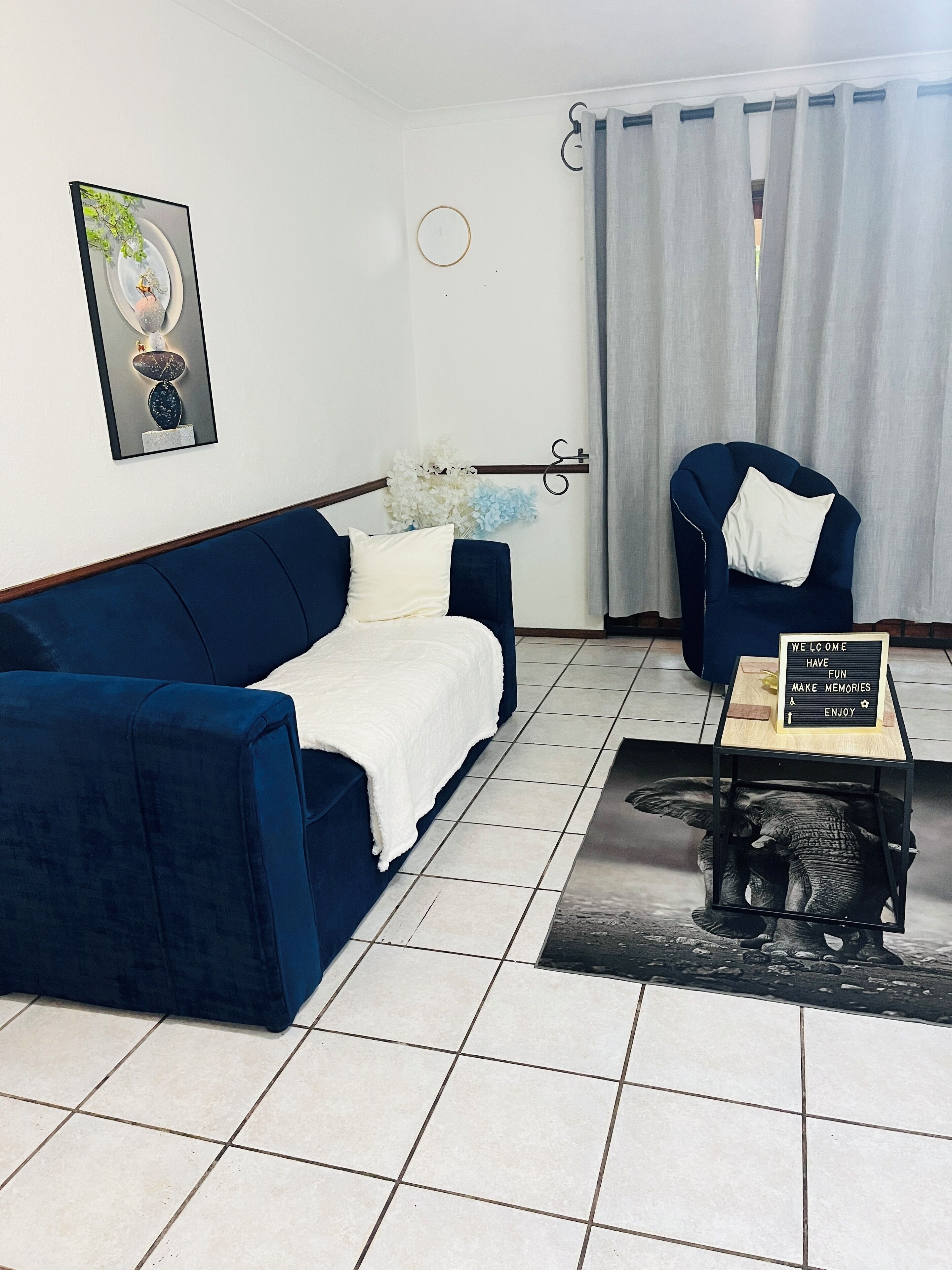 Una televisión, una chimenea