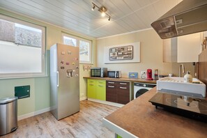 Frigorífic, microones, forn i cafetera i tetera 