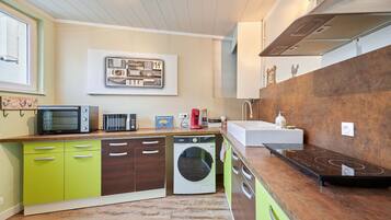 Réfrigérateur, micro-ondes, four, cafetiÚre/bouilloire