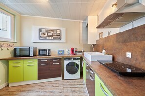 Fridge, microwave, oven, coffee/tea maker