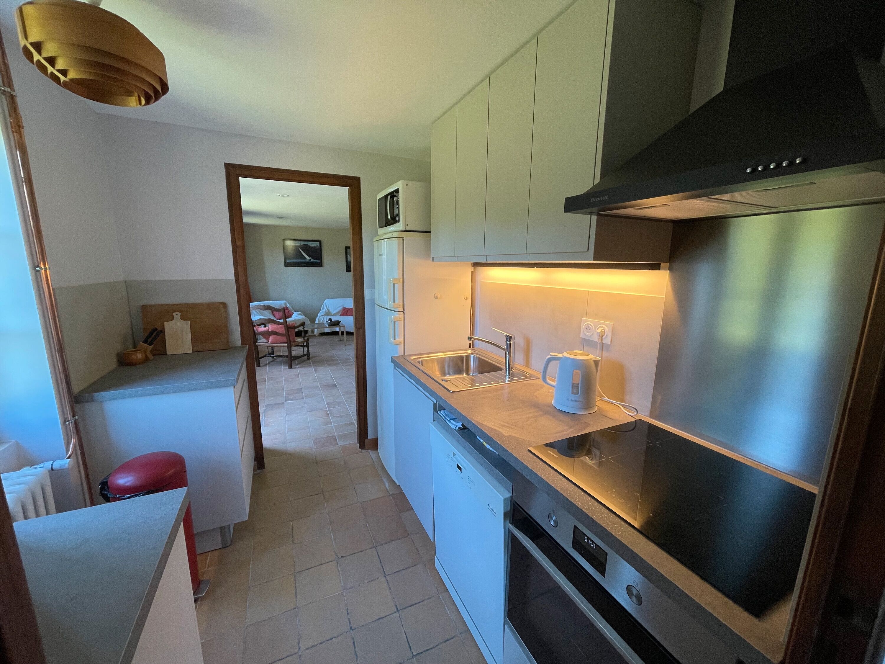 冷蔵庫、電子レンジ、オーブン、コンロ