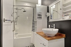 Hair dryer, towels - Renovated ancestral apartment. The heart of old Quebec (Québec)