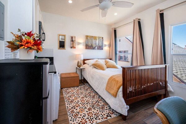 Desk, iron/ironing board, travel cot, WiFi - Modern Studio Near Downtown LA * W/D * AC * WIFI! (Los Angeles)