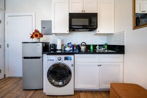 Fridge, microwave, oven, stovetop - Modern Studio Near Downtown LA * W/D * AC * WIFI! (Los Angeles)